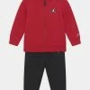 Jordan Prix Affortable ESSENTIALS SET UNISEX - Survêtement vêtements basket-ball -Jordan Soldes Boutique 0c38a31fc3dd44f3ad74ed3b46466d7a